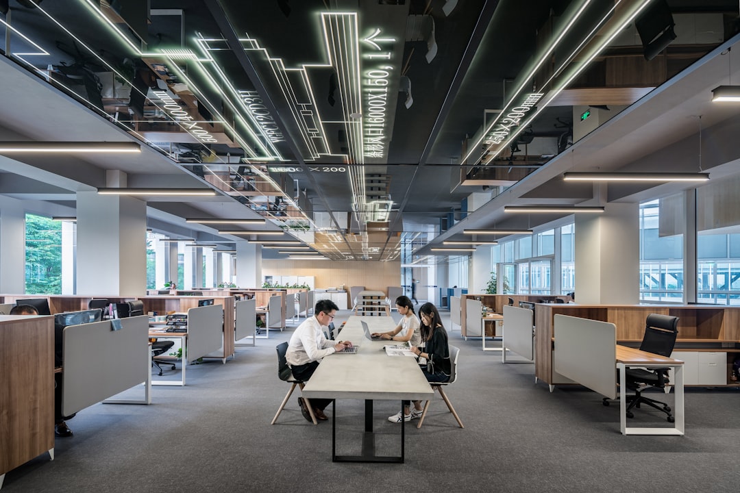 社員が楽しそうに仕事をしている風景
